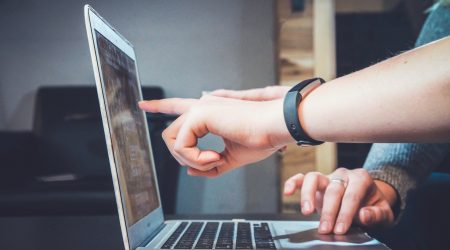 fingers-laptop